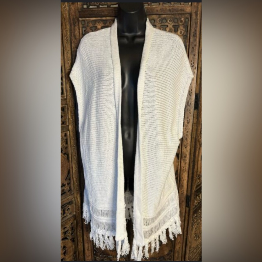 Adorable all white crochet Lilly Pulitzer sweater 🤍🌴
